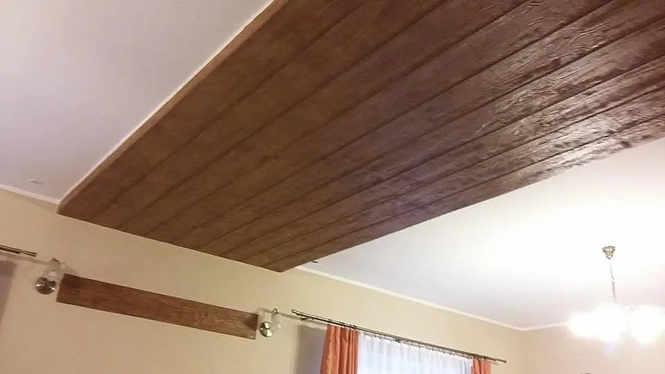 Wykończenie sufitu z drewnopodobnym panelem